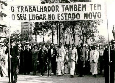 Vargas_-__Trabalhadores_homenageiam_Vargas_na_Esplanada_do_Castelo,_1940,_Rio_de_Janeiro